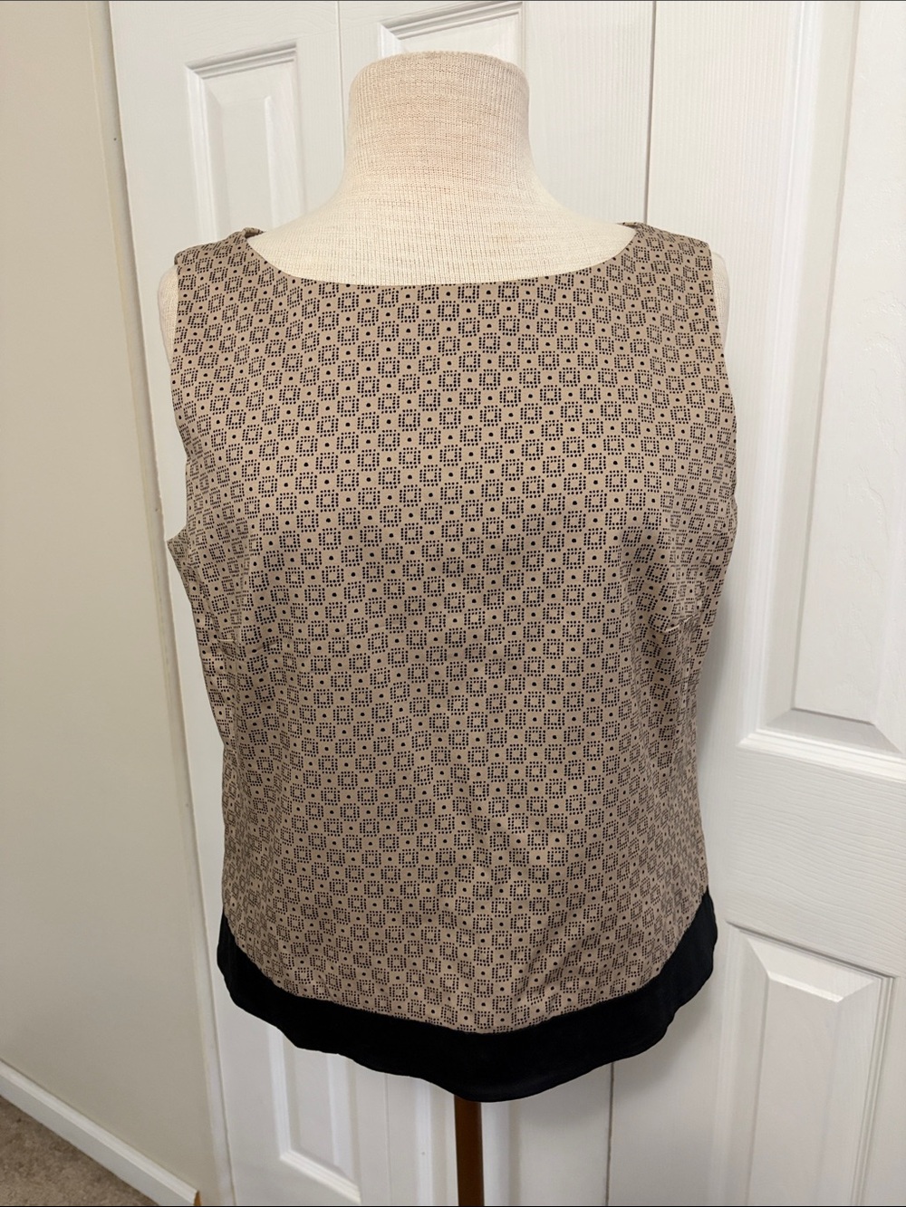 Pendleton Beige Geometric Black Print Top with Contrasting Black Hem Size 12